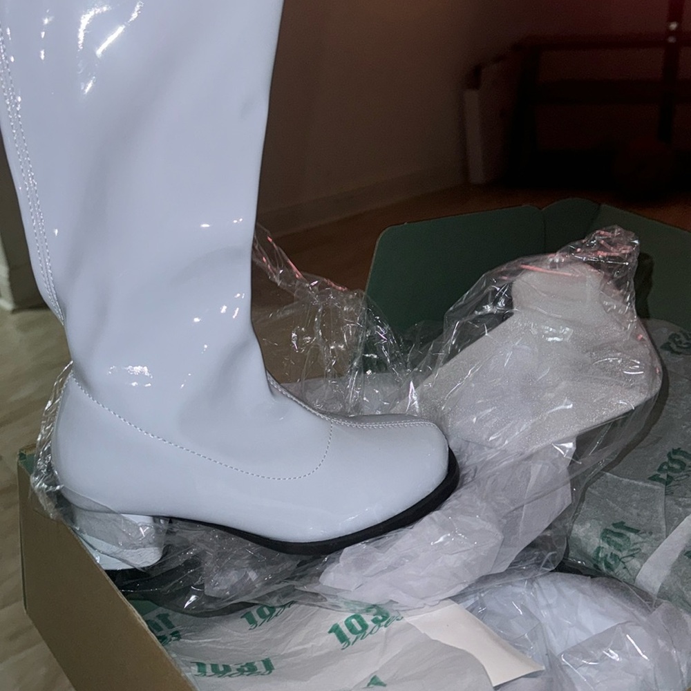 White kids gogo boots never worn size  11/12